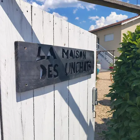 La Maison Des Unchats Bed & Breakfast Saint-Rambert-sur-Loire